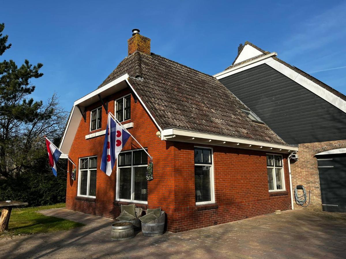 Veendijkhoeve Oosterwolde  Buitenkant foto
