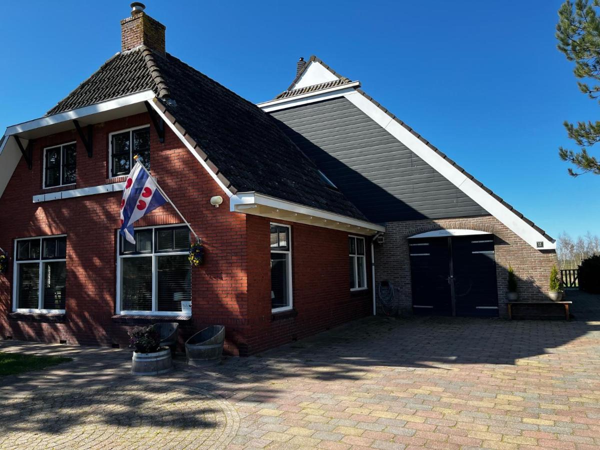 Veendijkhoeve Oosterwolde  Buitenkant foto